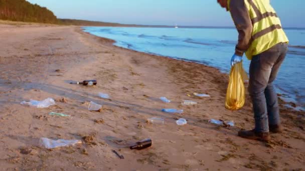 Man Samler Aktivt Søppel Stranden Understreker Viktigheten Miljøvern Natur Begrepet – stockvideo