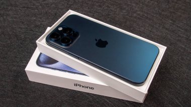 Jurmala Letonya - 13.12.2023: iphone Pro Max 15 Kutulu.