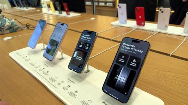 Barselona İspanya - 13.01.2024: iPhone 15 Pro Max Apple Passeig de Gracia 'da standda.