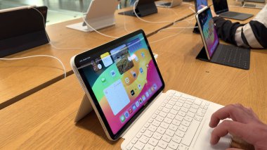 Barselona İspanya - 13.01.2024: Apple iPad Apple Passeig de Gracia standı