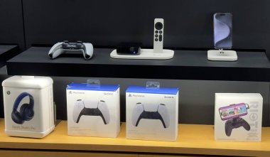 Barselona İspanya - 13.01.2024: iPhone 15 Pro ve Sony ürünleri Apple Passeig de Gracia 'da standda.