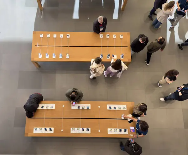 Barselona İspanya - 13.01.2024: Apple Passeig de Gracia 'nın ikinci katından görüntü.