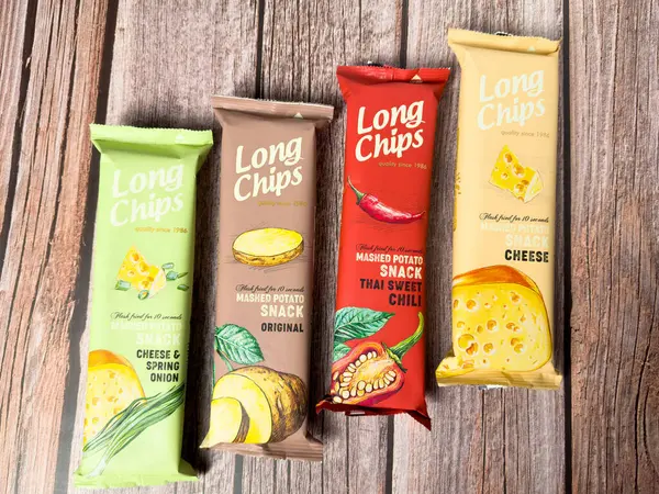 Jurmala, Letonya - 22 Eylül 2024 Dört çeşit çerez sade ahşap bir masa üzerinde sergileniyor. Peynir, orijinal Tayland biberi ve taze soğan çeşitleri tatmaya hazır..