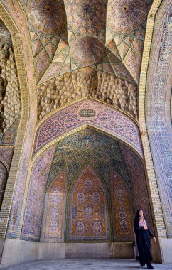 Shiraz, İran, 06.27.2023. Geleneksel, İslami kıyafetler. Nasir ol Molk Camii 'ndeki İslami tesettüre ve burka' daki insanlar, Şiraz 'daki cami.