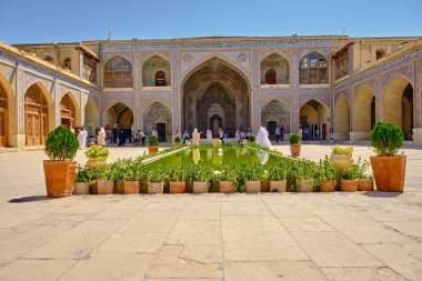 Shiraz, İran, 06.27.2023. Geleneksel, İslami kıyafetler. Nasir ol Molk Camii 'ndeki İslami tesettüre ve burka' daki insanlar, Şiraz 'daki cami.