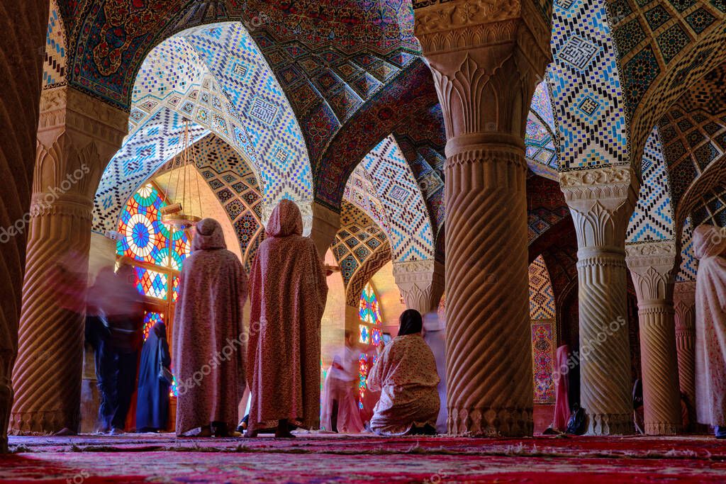 Shiraz, Irán, 06.27.2023. Ropa tradicional, islámica en la gente ...