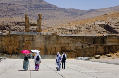 Persepolis, İran 06.27.2023: Persepolis 'in İranlı kadınlarla girişi.