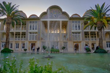 Shiraz, İran - 06.26.2023 Narenjestan Qavam 'ın Şiraz' daki evi. Gün batımında alçak açı görünümü. 