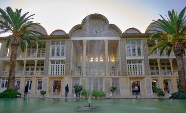 Shiraz, İran - 06.26.2023 Narenjestan Qavam 'ın Şiraz' daki evi. Gün batımında alçak açı görünümü. 