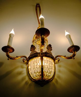 Duvarda asılı klasik bir lamba.