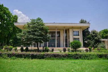 Tahran (Tahran), İran, 06.25.2023: Niavaran Sarayı Kompleksinin dışında, modern İran 'ın mimari ayrıntıları.