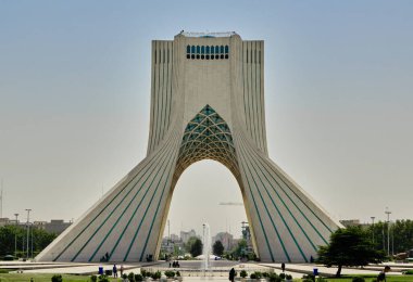 Tahran (Tahran), İran, 06.25.2023: The Azadi Tower (Shahyad Tower). Azadi kulesinin detayları ve çeşme göletinin üzerindeki meydan.