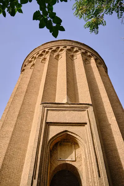 Tahran (Tahran), İran, 06.24.2023: Toghrol Kulesi 'nin (Tughrul) manzarası, Toghrol Kulesi' nin alçak açısı..