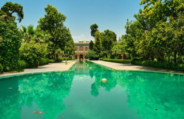 Tahran (Tahran), İran, 06.24.2023: İran 'daki Golestan Sarayı' nın su havuzu ve ağaç yansıması.