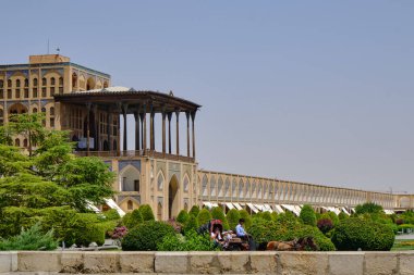 İsfahan, İran, 06.30.2023: Naqsh-e Cihan Meydanı, Mimarlık detayları ve Naqsh-e Cihan Meydanı, esfehan, İran