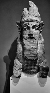 Tahran (Tahran), İran, 06.24.2023: Kral 'ın aslanla olan savaşının hafifletilmesi. Antik İran Ulusal Müzesi. Siyah beyaz fotoğraf.