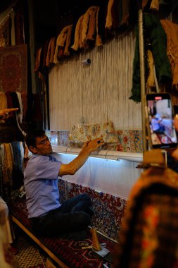 İsfahan, İran, 06.30.2023: İranlı halı üreticisi, İranlı halı üreticisi