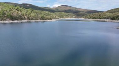 4k Drone Video, gölün üzerinde uçan video.