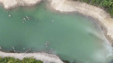 4k Drone Video, su yüzeyinin ve dokunun üst görüntüsü, turkuaz su görünümü.