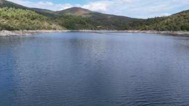 4k Drone Video, göl suyuna çok yakın bir yerde. 