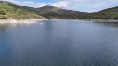 4k Drone Video, göl suyuna çok yakın bir yerde. 