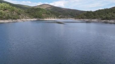 4k Drone Video, gölün üzerindeki bulutlu gökyüzünün yansıması. İnsansız hava aracı suya gidiyor..