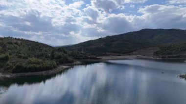 4k Drone Video, gölün suyu üzerindeki bulutlu gökyüzünün yansıması