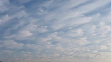 Bulutlu gökyüzünün zamanlanmış videosu. Öğleden akşama kadar zaman aşımı.