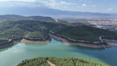 4K drone görüntüsü. Bursa Gölü, dağ ve şehir manzarası, Türkiye