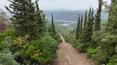 4k drone videosu: İnsansız hava aracı doğal yoldaki dağ zirvesine giden toprak yolu kaldırdı.