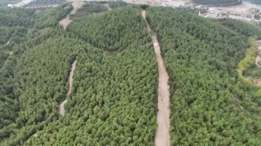 4k drone videosu: İHA hareketi dağ sırasındaki toprak yolu takip ediyor.