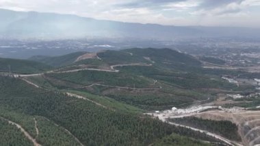 4k drone videosu: Bursa 'nın 360 derece doğal görüntüsü bulutlu hava altında dağlarla kaplı.