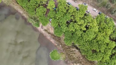 4k drone videosu: Piknik için arabaları park ederek gölden tarıma insansız hava aracı görüntüsü.