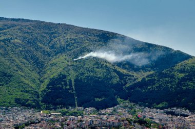 Bursa, Uludağ (Büyük Dağ) manzara, orman yanan duman. 