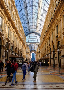 Milano, İtalya 03.07.2024: Milano 'da Galeri Vittorio Emanuele II' nin alçak açısı ve dikey fotoğrafı (Galeria Vittori Emanuel)
