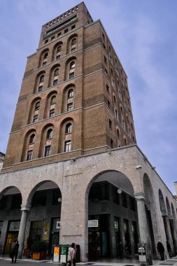 Brescia, İtalya 03.08.2024: Brescia İtalya 'da düşük açılı eski tarz daire.