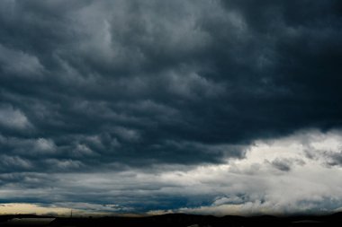 Dramatik gökyüzü ve fırtınalı bir gün. Seçici odak ve tahıl fotoğrafı.