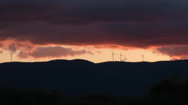 Gün batımında rüzgar türbinlerinin 4K videosu. Çevre koruma kavramı videosu.