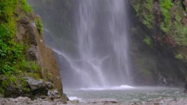 4k su düşüşü videosu, yüksek akarsu şelalesi.