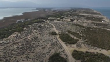 Karacabey sel yatağı (sel ovası) ve Marmara Denizi 'nin 4k hava manzarası.