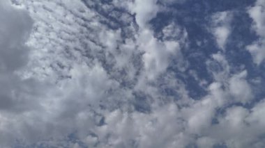 Dynamic Cloudscape: Mavi Gökyüzü Arkaplanlı 4K Drone Videosu