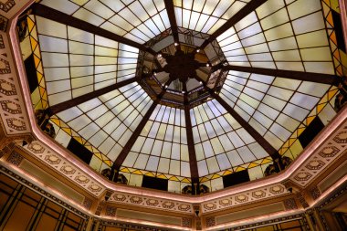 Şangay, Çin 12.01.2024: Barış Oteli 'nde zarif Art Deco mimarisi sergilenen, geometrik desenli ve sıcak ışıklandırmalı, karmaşık bir şekilde tasarlanmış cam bir tavanın çarpıcı manzarası.