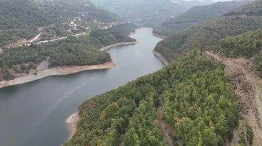 4k insansız hava aracı videosu: Nilfer Barajı 'nın sakin suları yemyeşil ormanlarla çevrili.
