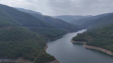 Hava Görünümü: Bursa Baraj Gölü 'nün Sükunet Suyu Çevrelenmiş Yeşil Ormanlar.