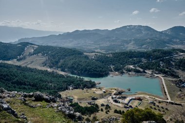 Dağ Gölü ve Orman Manzarası