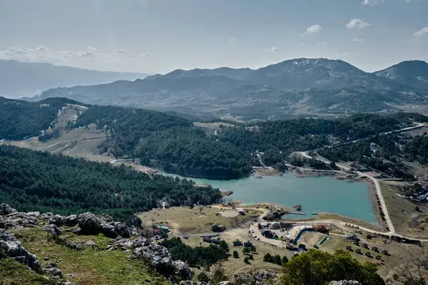 Dağ Gölü ve Orman Manzarası