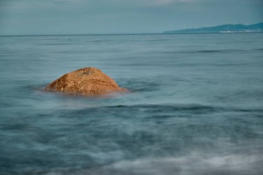 Bulanık Deniz 'deki Yalnız Kaya' nın Uzun Maruz Kalma Fotoğrafı