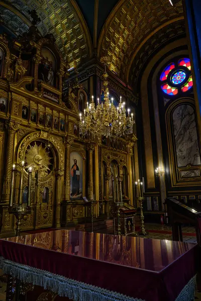 Altın Filigran ve Lekeli Işık: İstanbul Demir Kilisesi 'nin İçişleri İhtişamı