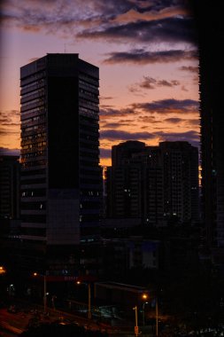 Shenzhen Alacakaranlığı 'nı Yakalamak: Şehir Kuleleri Dramatik Gökyüzüne Karşı Siluet