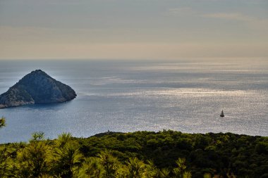 Antalya Vista: Ada Silueti ve Ufuk Kıyısına Doğru Uzak Yelken